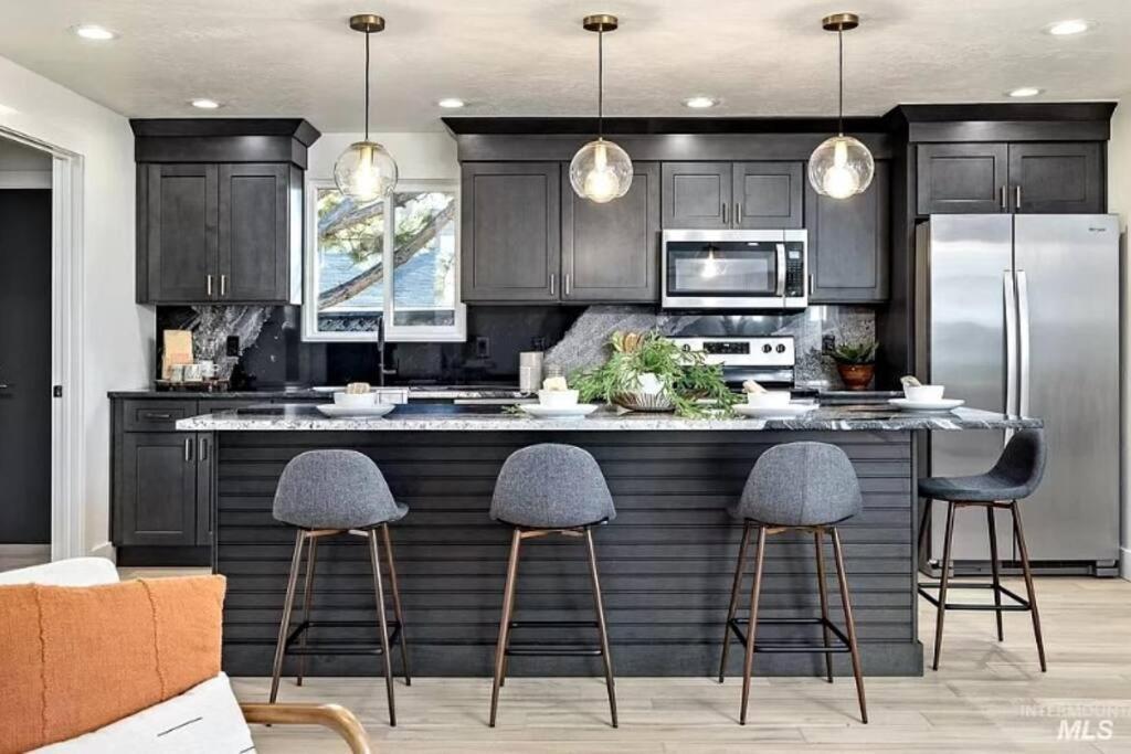 Mid Century Modern Boise-River Bungalow W/ Hot Tub エクステリア 写真