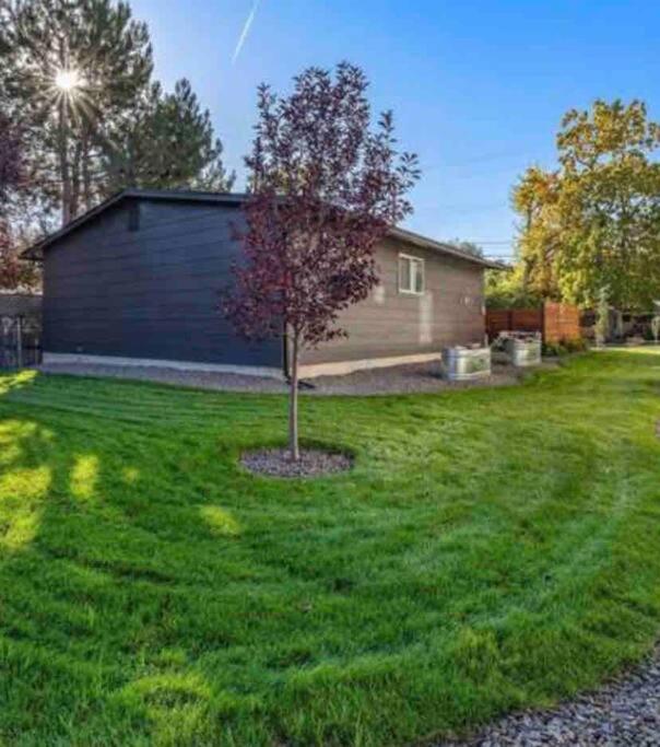 Mid Century Modern Boise-River Bungalow W/ Hot Tub エクステリア 写真