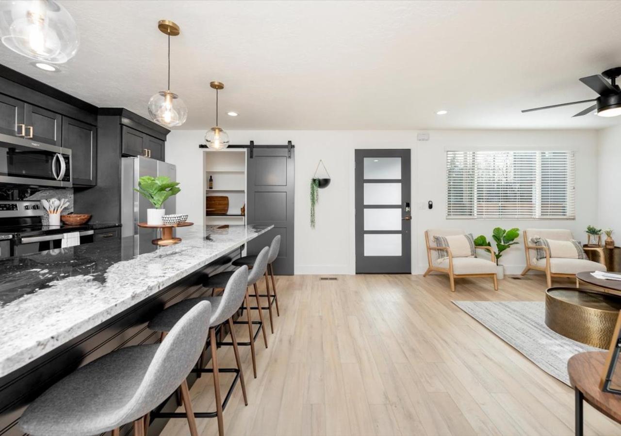 Mid Century Modern Boise-River Bungalow W/ Hot Tub エクステリア 写真