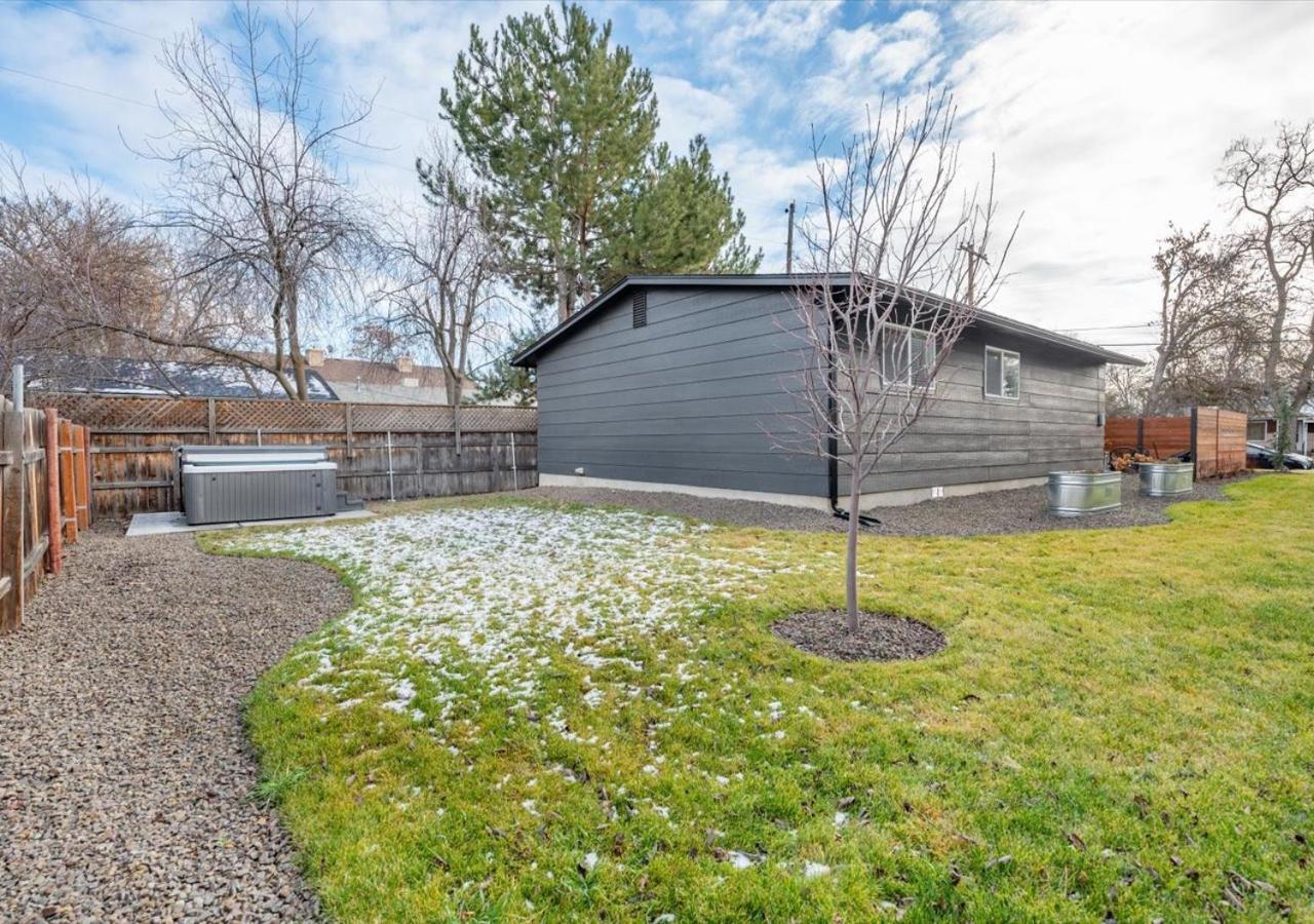 Mid Century Modern Boise-River Bungalow W/ Hot Tub エクステリア 写真